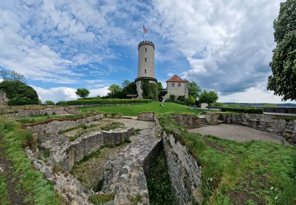 Historische Burg Sparrenberg mit mittelalterlicher Architektur und üppigem Grün in Bielefeld.
