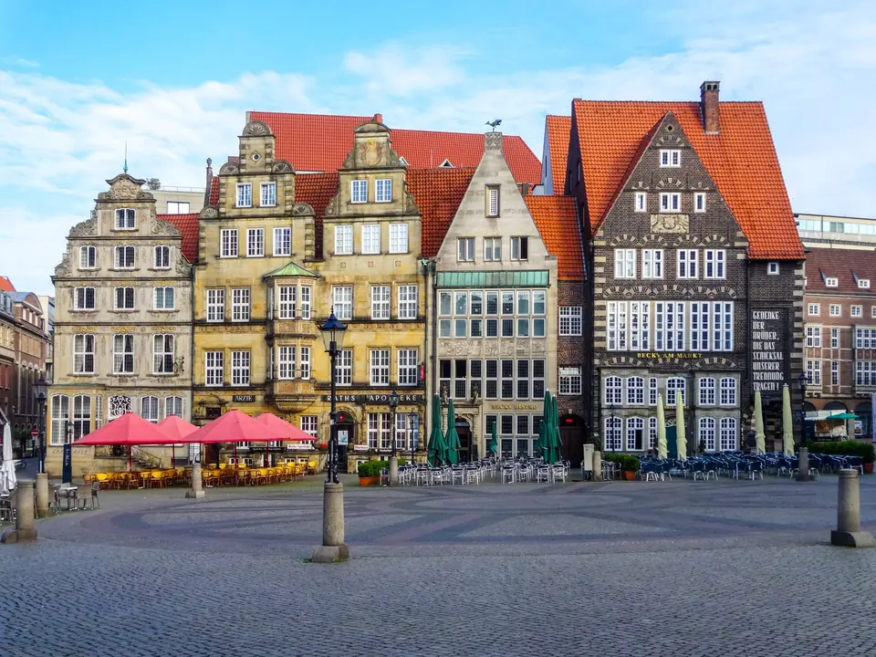 Historische Fassaden auf Bremens berühmt Marktplatz an einem klaren Tag.