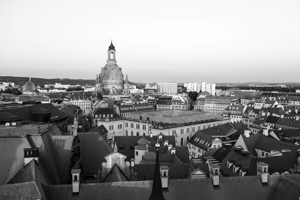Faszinierende Schwarz-Weiß-Luftaufnahme der historischen Dresdner Frauenkirche und der umgebenden Architektur.