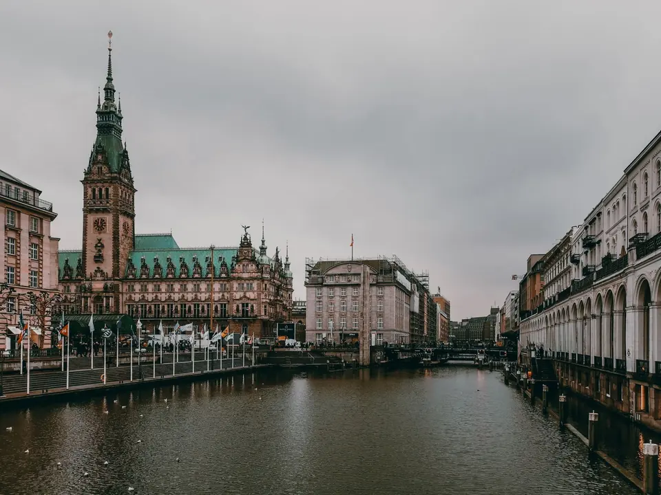 Ein Blick auf historische Gebäude entlang eines Kanals in Hamburg, mit traditioneller Architektur und Stadtbild.