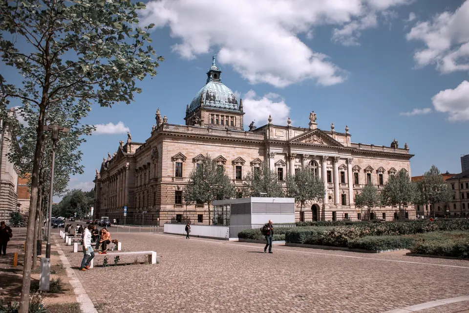 Historisches Gebäude des Bundesverwaltungsgerichts in Leipzig, Deutschland, an einem sonnigen Tag aufgenommen.