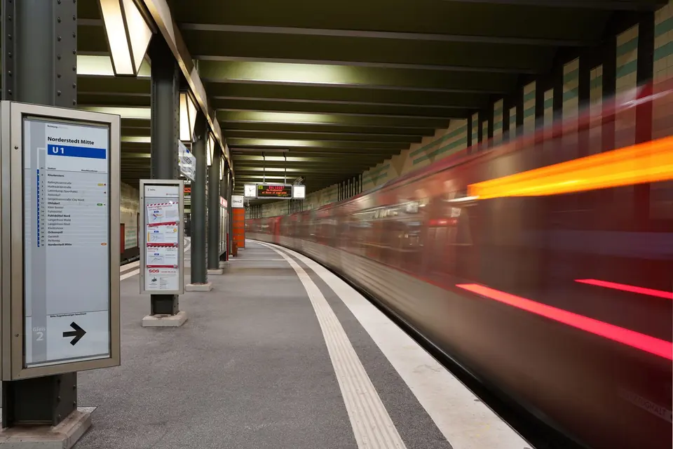 Dynamische Aufnahme eines fahrenden Zuges am Bahnhof Norderstedt Mitte in Hamburg.