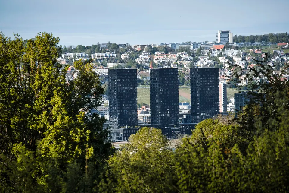Panoramablick auf die Architektur Stuttgarts mit modernen Wolkenkratzern inmitten üppigen Grüns.